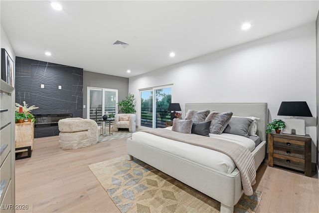 2861 Queens Courtyard Drive, Las Vegas, NV 89109