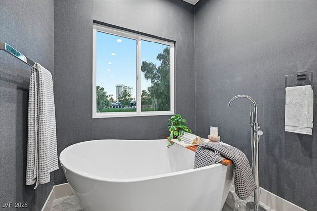 2861 Queens Courtyard Drive, Las Vegas, NV 89109