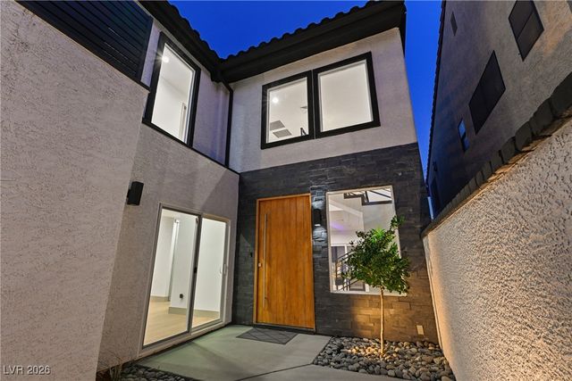 2861 Queens Courtyard Drive, Las Vegas, NV 89109