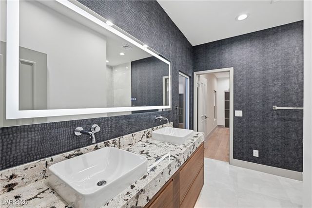 2861 Queens Courtyard Drive, Las Vegas, NV 89109