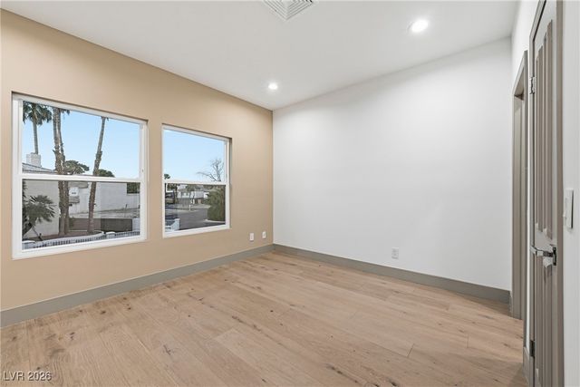 2861 Queens Courtyard Drive, Las Vegas, NV 89109