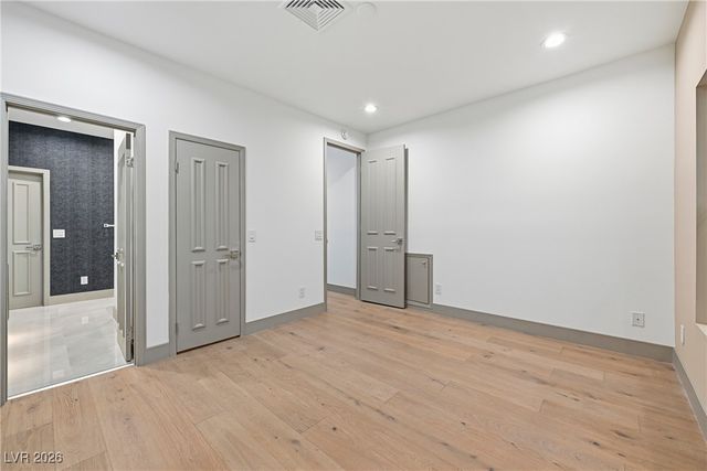 2861 Queens Courtyard Drive, Las Vegas, NV 89109