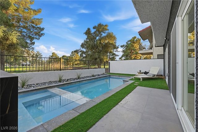 2861 Queens Courtyard Drive, Las Vegas, NV 89109