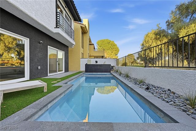 2861 Queens Courtyard Drive, Las Vegas, NV 89109