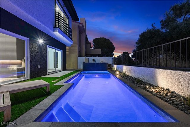 2861 Queens Courtyard Drive, Las Vegas, NV 89109