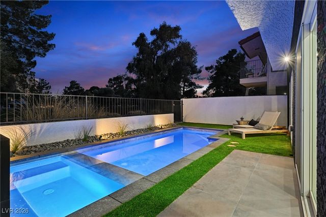 2861 Queens Courtyard Drive, Las Vegas, NV 89109