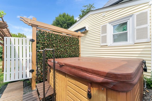 111 Shore Ave, Swansea, MA 02777