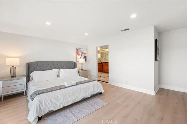 25 LakeView 60, Irvine, CA 92604