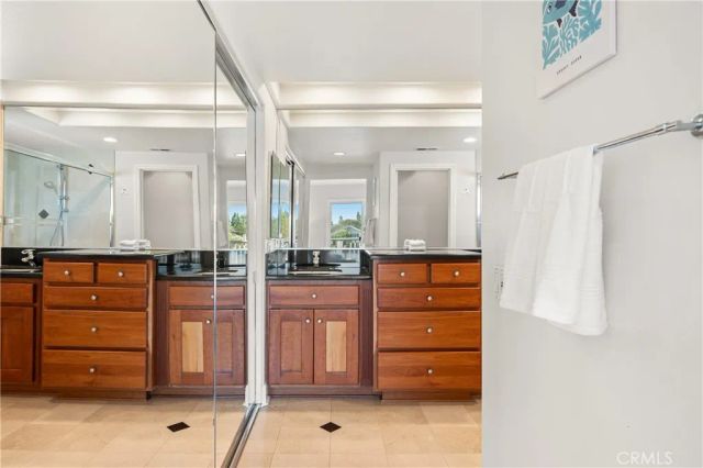 25 LakeView 60, Irvine, CA 92604