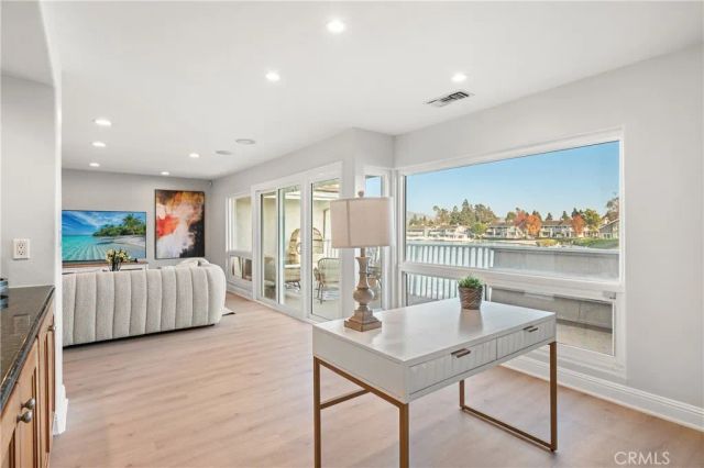 25 LakeView 60, Irvine, CA 92604