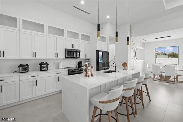 837 NE 6th PL, Cape Coral, FL 33909