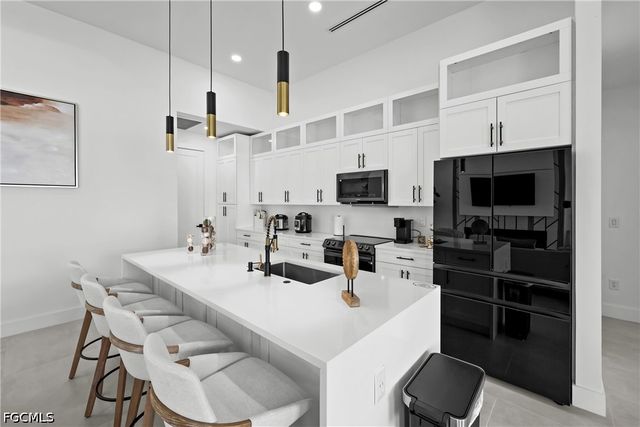 837 NE 6th PL, Cape Coral, FL 33909