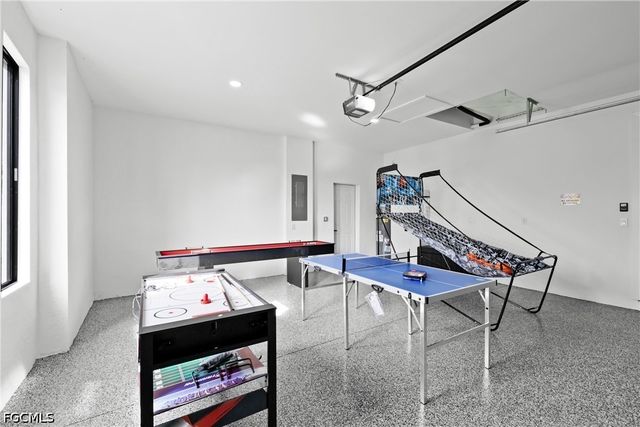 837 NE 6th PL, Cape Coral, FL 33909