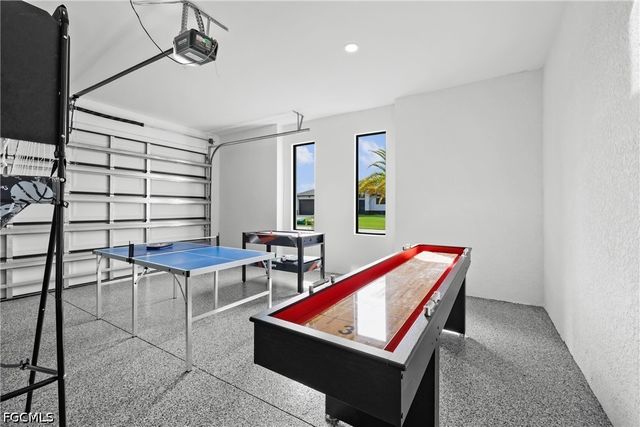 837 NE 6th PL, Cape Coral, FL 33909