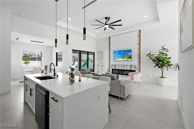 837 NE 6th PL, Cape Coral, FL 33909