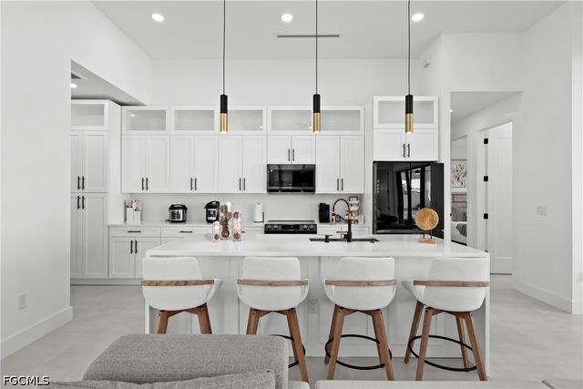 837 NE 6th PL, Cape Coral, FL 33909