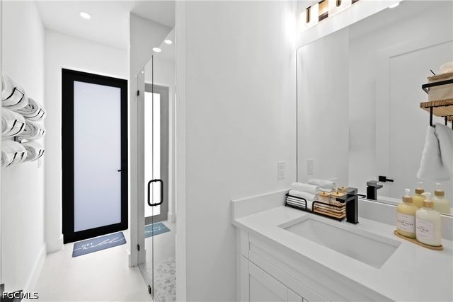 837 NE 6th PL, Cape Coral, FL 33909