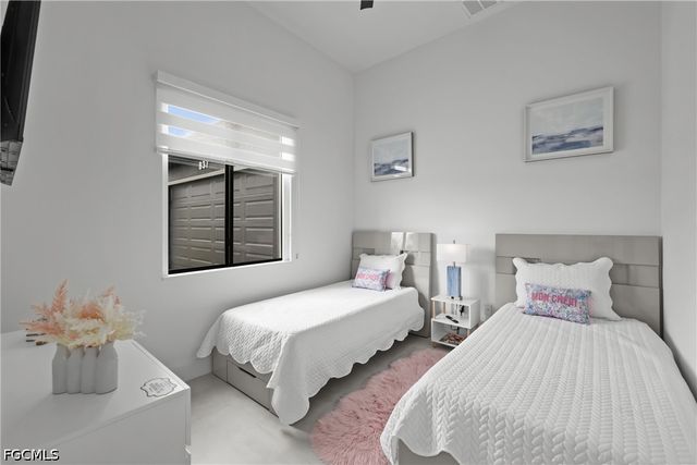 837 NE 6th PL, Cape Coral, FL 33909