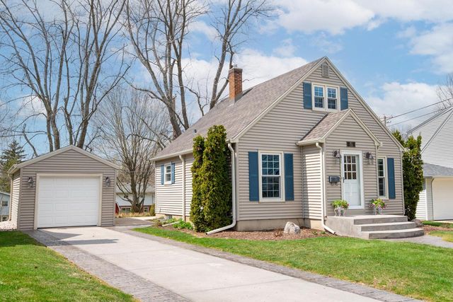 W63N391 Hillcrest AVENUE, Cedarburg, WI 53012