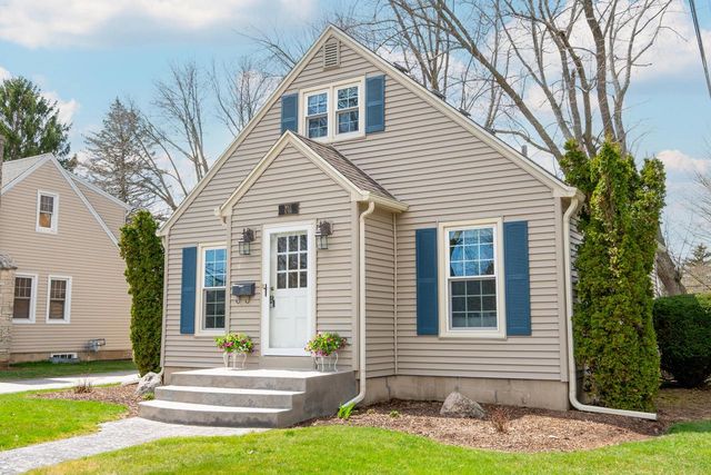 W63N391 Hillcrest AVENUE, Cedarburg, WI 53012
