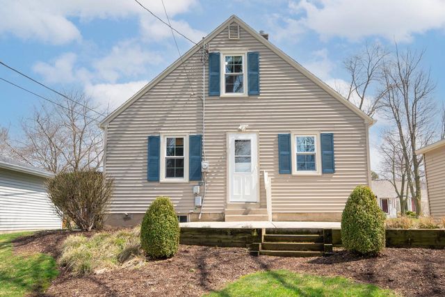 W63N391 Hillcrest AVENUE, Cedarburg, WI 53012