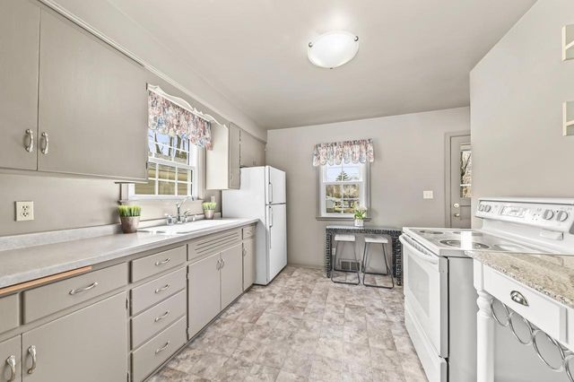 W63N391 Hillcrest AVENUE, Cedarburg, WI 53012