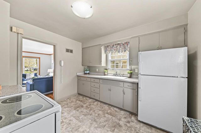 W63N391 Hillcrest AVENUE, Cedarburg, WI 53012