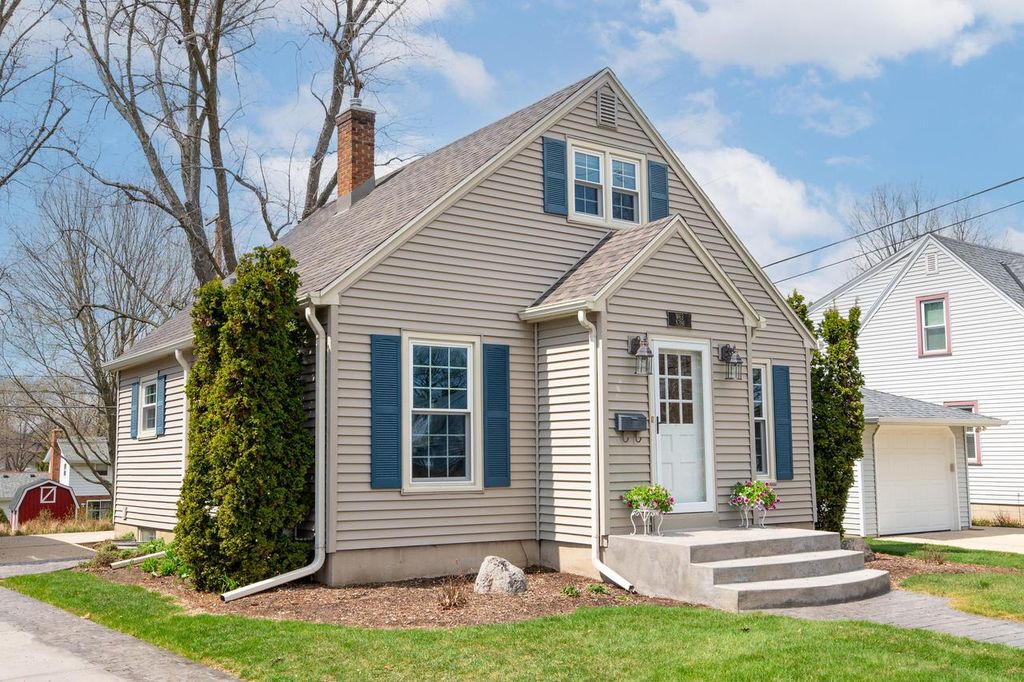 W63N391 Hillcrest AVENUE, Cedarburg, WI 53012