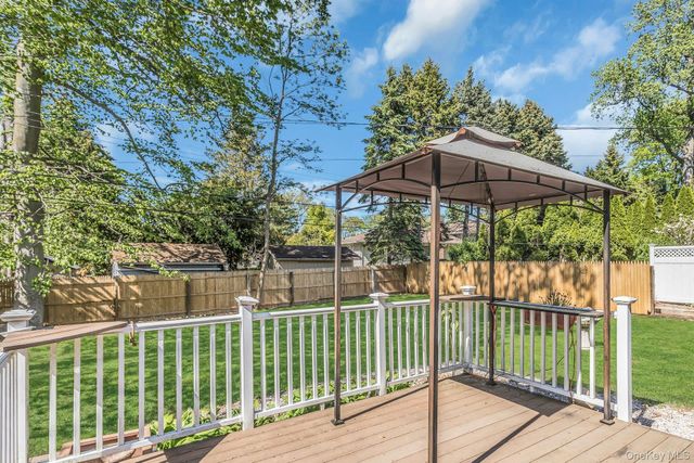 22 Leuce Place, Glen Cove, NY 11542