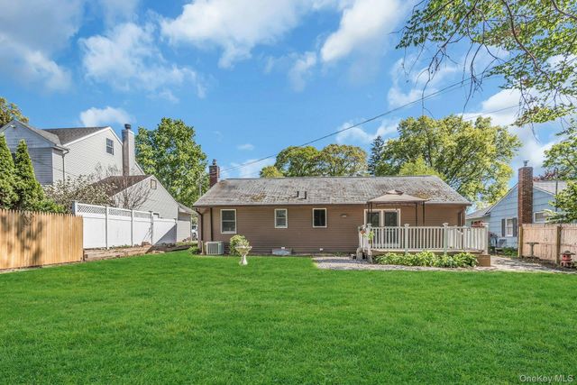 22 Leuce Place, Glen Cove, NY 11542