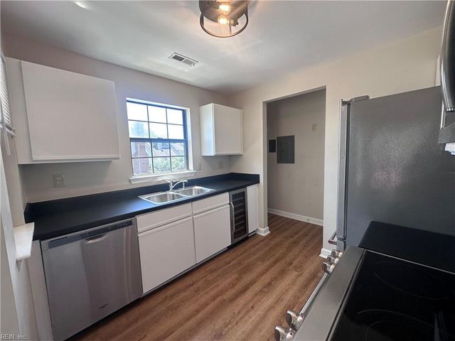 421 Harbour Pt Apt 204, Virginia Beach, VA 23451