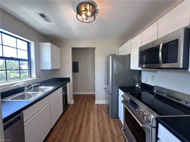421 Harbour Pt Apt 204, Virginia Beach, VA 23451