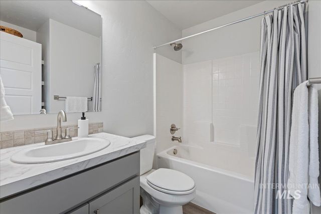 7613 E Flyway St, Nampa, ID 83687