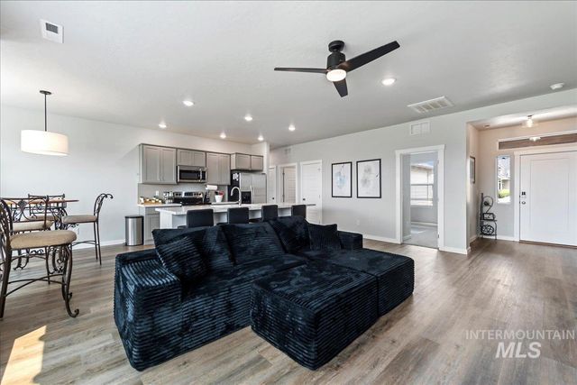 7613 E Flyway St, Nampa, ID 83687