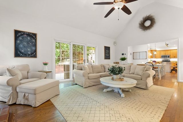 2 Brookside St, Upton, MA 01568