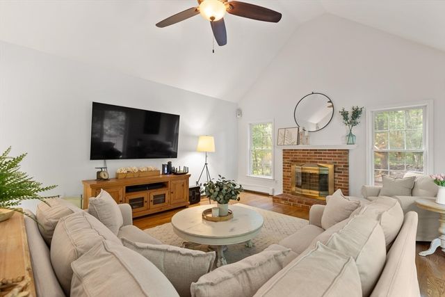 2 Brookside St, Upton, MA 01568