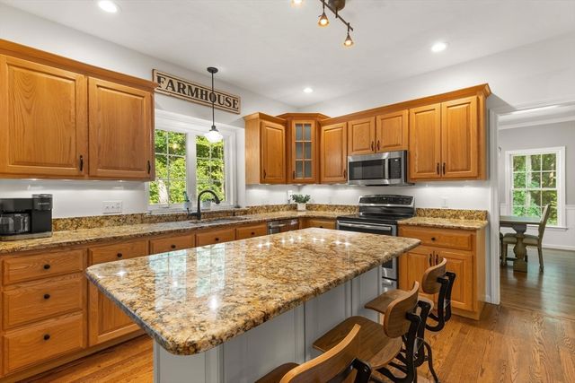2 Brookside St, Upton, MA 01568