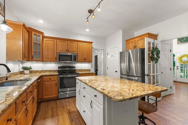 2 Brookside St, Upton, MA 01568