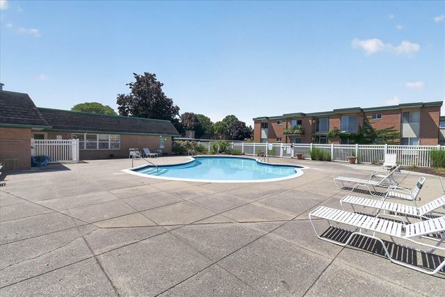 1942 Axtell Drive 3, Troy, MI 48084