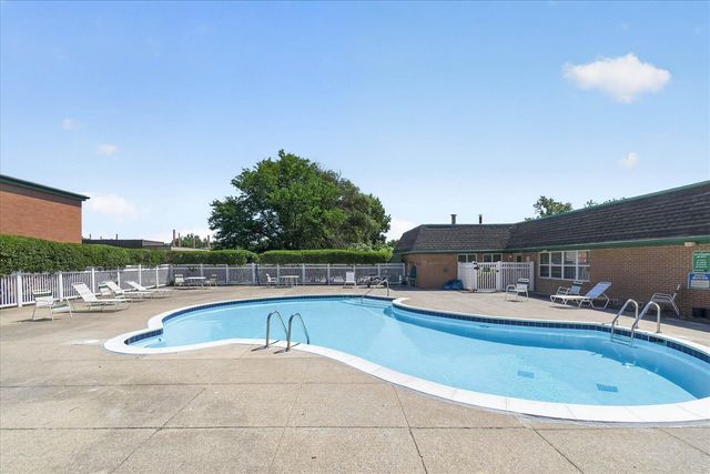 1942 Axtell Drive 3, Troy, MI 48084