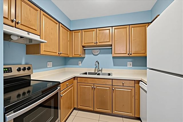 1942 Axtell Drive 3, Troy, MI 48084