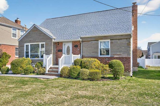 344 White Road, Mineola, NY 11501