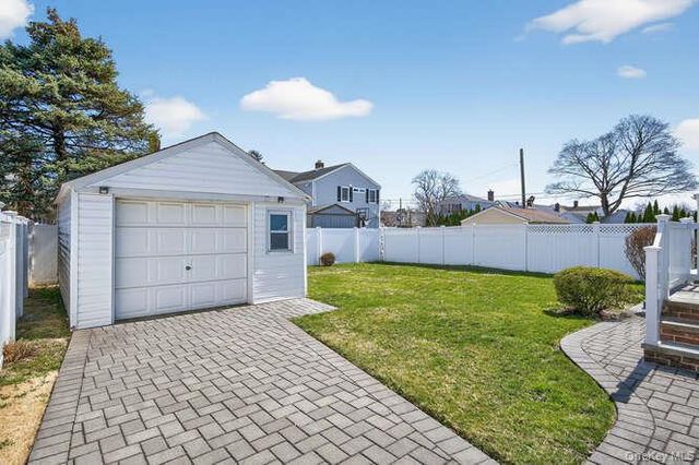 344 White Road, Mineola, NY 11501