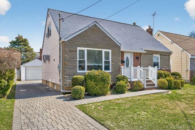 344 White Road, Mineola, NY 11501