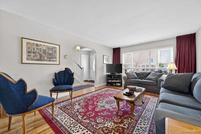 344 White Road, Mineola, NY 11501