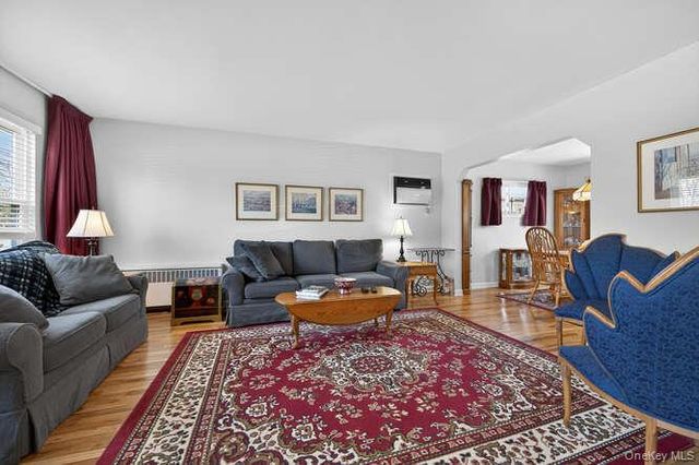 344 White Road, Mineola, NY 11501