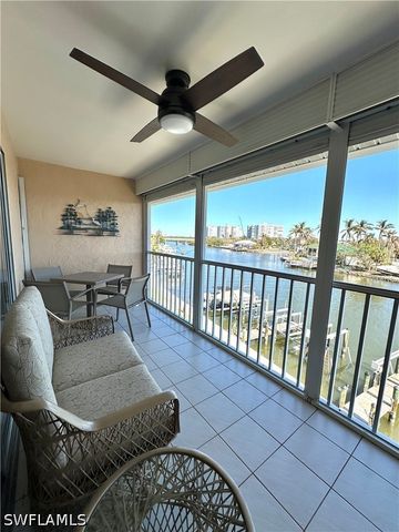 10686 GULFSHORE DR 304 A, Naples, FL 34108