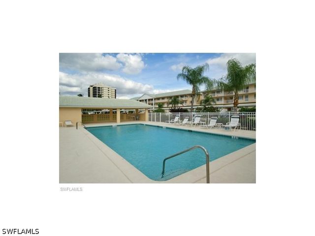 10686 GULFSHORE DR 304 A, Naples, FL 34108
