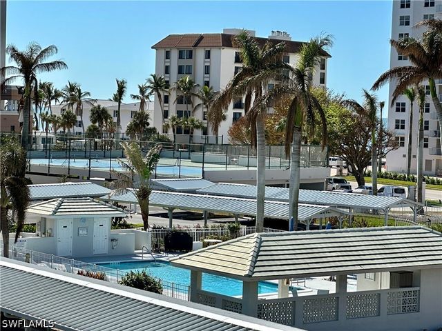 10686 GULFSHORE DR 304 A, Naples, FL 34108