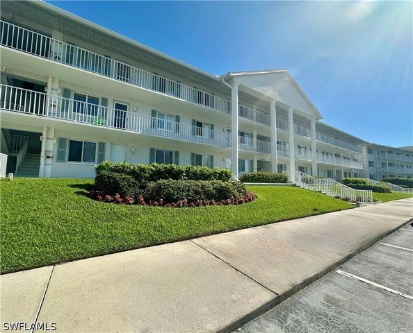 10686 GULFSHORE DR 304 A, Naples, FL 34108